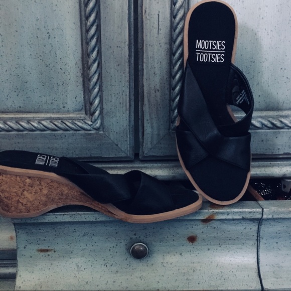 Sandals - Picture 2 of 3